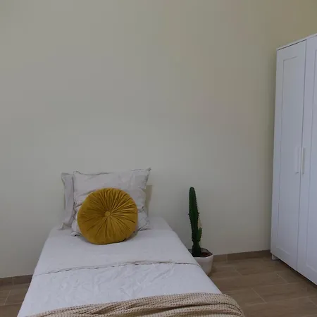 Cosmopolitan - Ground Floor Homestay *