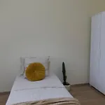 Cosmopolitan - Ground Floor Homestay *